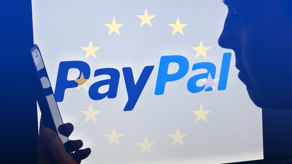 PayPal-Logo hinter den zwölf goldenen Sternen der EU-Flagge