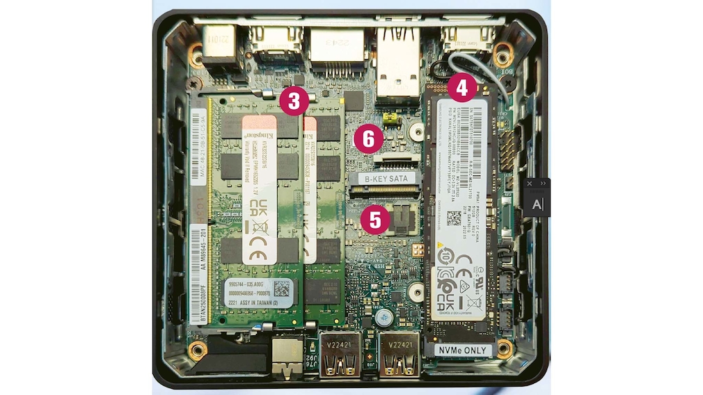 Intel NUC 13 Pro Kit (NUC13ANKi7): Intel-Mini-PC im Test Arbeitsspeicher (3) und SSD (PCIe 4.0) (4)  lassen sich problemlos installieren und tauschen. Eine zweite SSD mit SATA-Anschluss (5) ist nachrüstbar. Der Prozessor  (6) befindet sich auf der Hauptplatinen-Rückseite. 
