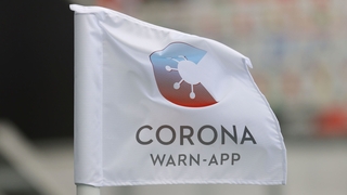 Flagge mit Logo der Corona-Warn-App