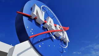Ein Schild zeigt das Logo der NASA. 
