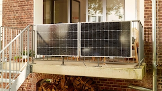 Balkonkraftwerk von Aldi im Test: 600 Watt? Nie im Leben! Zwei Solarmodule gehören zum Lieferumfang des Aldi-Balkonkraftwerks. Sie haben eine Spitzenleistung von je 175 Watt.
