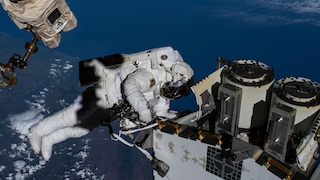 ISS-Astronaut Josh Cassada beim Anbringen eines Solarmoduls im Dezember 2022.
