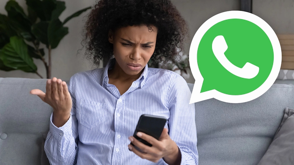 Frau mit Handy neben Logo von WhatsApp