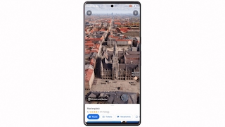Ein Handy zeigt Inhalte aus Google Maps an.