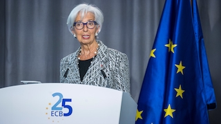 EZB-Präsidentin Christine Lagarde steht an einem Rednerpult.