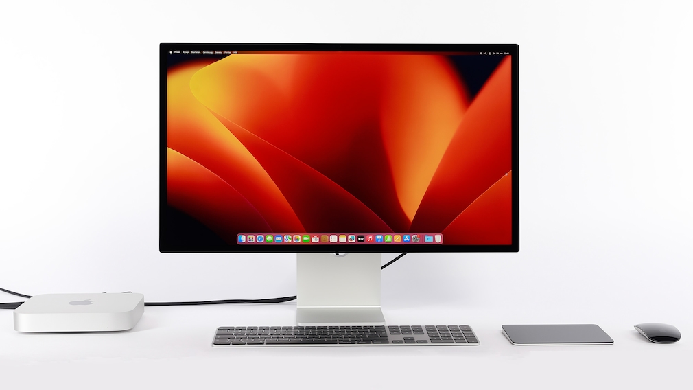 Apple Mac mini mit Studio Display, Tastatur, Maus und Touchpad