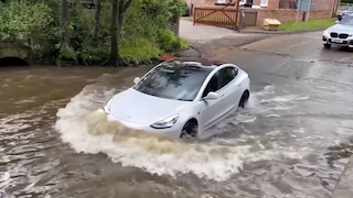 Ein Tesla fährt in tiefes Wasser. 