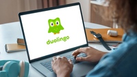 Duolingo: Die Vorteile der Sprachlern-App Viele frei zugängliche Sprachen, Features und spielerische Funktionen, die zum Weiterlernen motivieren: Über 40 Millionen aktive Nutzende weltweit schwören auf die Sprachlern-App Duolingo.