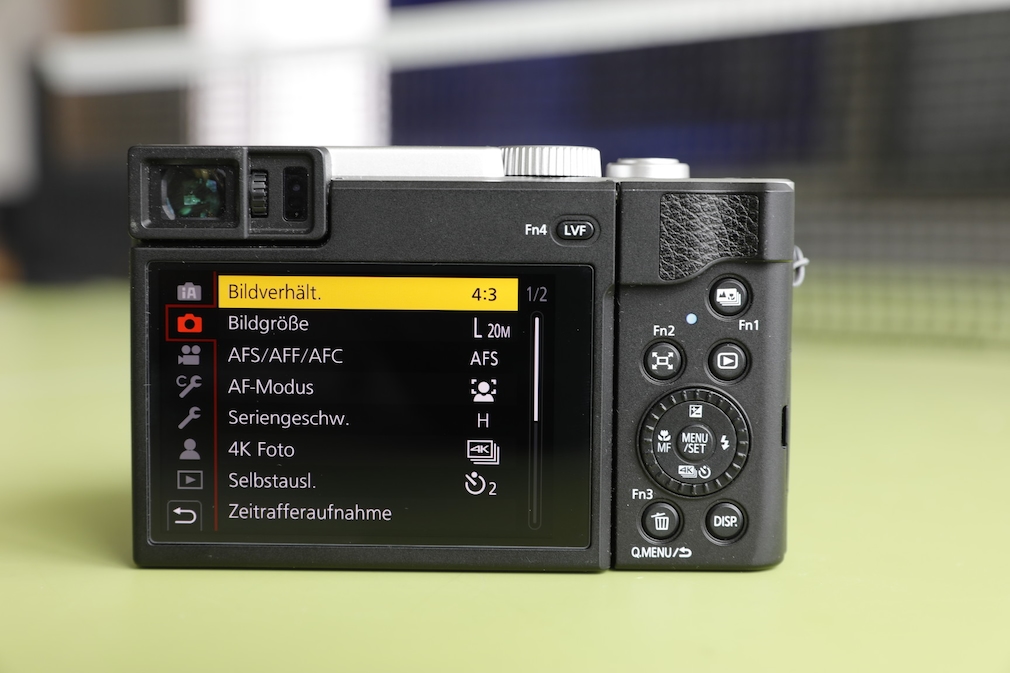 Panasonic Lumix TZ96 im Test: Mini Kamera – maxi Zoom! Das Display der Lumix TZ96D löst schön scharf auf und bietet zahlreiche Einstellmöglichkeiten – ohne Nutzerinnen und Nutzer zu überfordern. 