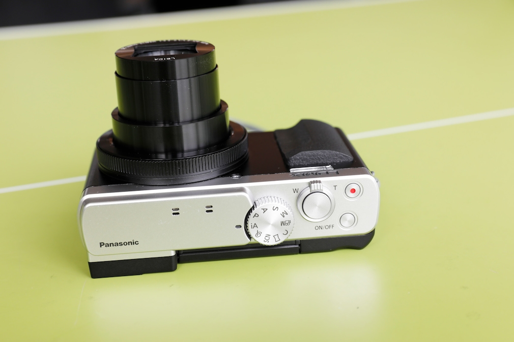 Panasonic Lumix TZ96 im Test: Mini Kamera – maxi Zoom! Typisch Kompaktkamera fährt beim Einschalten das Zoom-Objektiv heraus. 