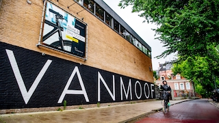 Vanmoof-Logo an Hauswand 