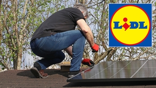 Mann installiert Solarmodul und Lidl Logo