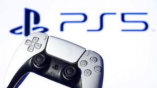 PS5-Controller und PS5-Logo 