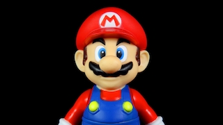 Super Mario vor dunklem Hintergrund