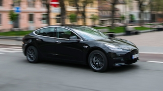 Schwarzer fahrender Tesla