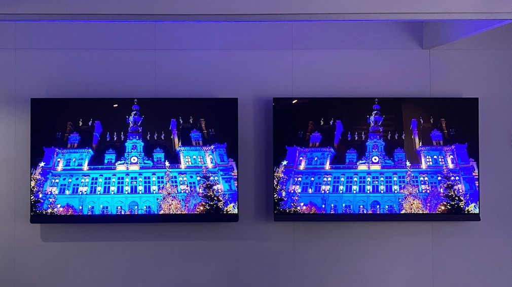 Der Philips OLED908 (links) zeigt dank OLED-Meta-Bildschirm mit Mikrolinsen ein deutlich brillanteres Bild als sein Vorgänger.