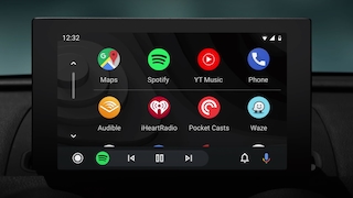 Eine App-Übersicht in Android Auto auf dem Infotainment-Display eines Autos. 