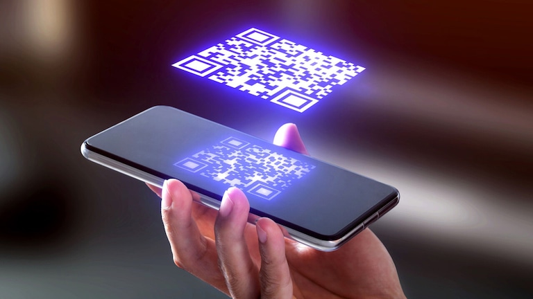 Symbolbild: QR-Code auf einem Smartphone