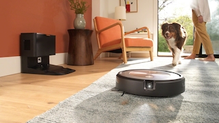 iRobot Roomba j9+ auf Teppich in Wohnung