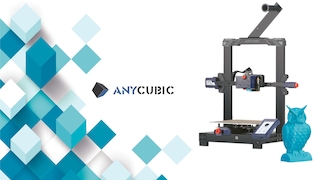 3D-Drucker von Anycubic rechts, links das Logo der Firma, vor dem 3D Drucker steht eine Eule