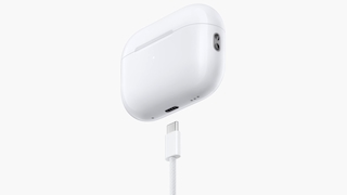 Apple AirPods Pro 2 mit USB-C: Die Ladedose kann direkt am iPhone aufladen oder an Computern und USB-C-Ladegeräten.