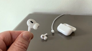 Apple AirPods Pro 2 USB-C im Test: An den In-Ear-Kopfhörern hat sich äußerlich nichts gegenüber den Vorgängern geändert.