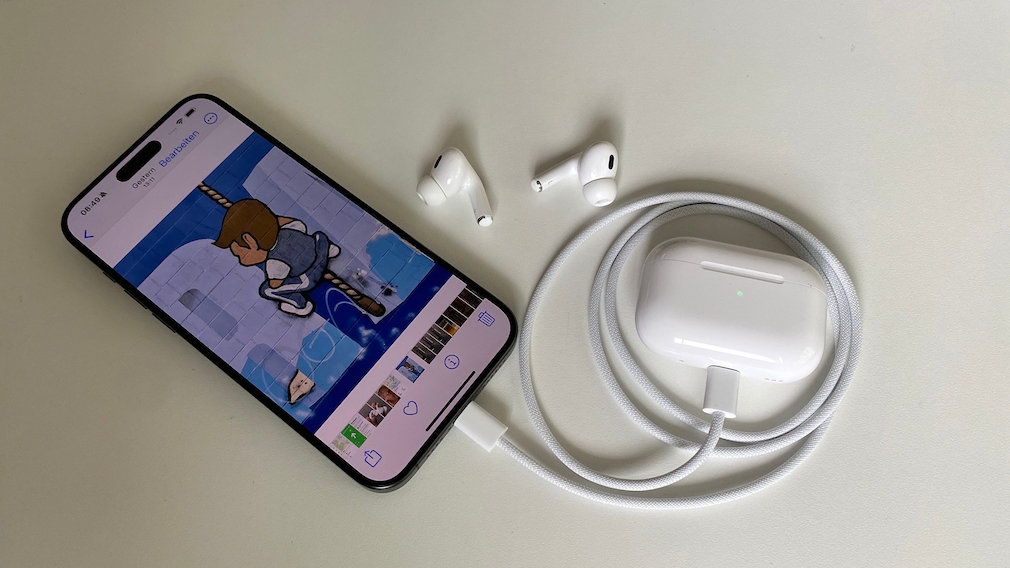 Das neue MagSafe USB-C Case der AirPods Pro 2 kann am iPhone 15 seinen Akku aufladen.
