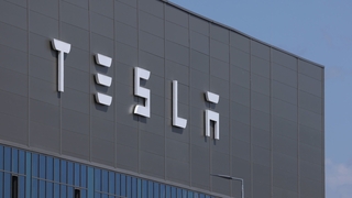 Tesla Schriftzug auf grauem Gebäude
