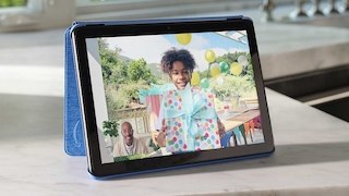 Eine Amazon Fire HD 10 Tablet steht auf einem Tisch.
