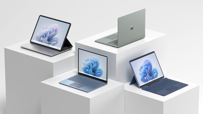 Vier Surface-Geräte auf einem Sockel.