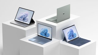 Vier Surface-Geräte auf einem Sockel.