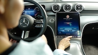 Eine Person scannt ihren Fingerabdruck in einem Mercedes. 