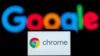Chrome-Schriftzug samt Logo auf einem Smartphone.