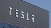 Tesla-Schriftzug auf einem Gebäude
