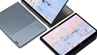 Drei Chromebook-Plus-Geräte liegen nebeneinander.