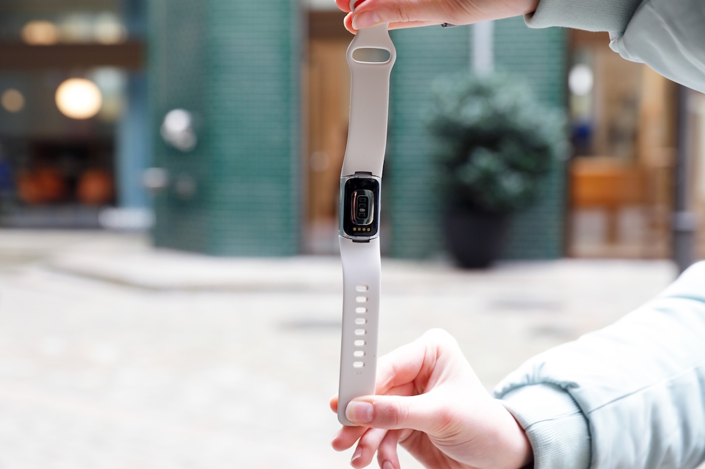 Fitbit Charge 6 im Test: Guter Fitnesstracker mit einer Prise Pixel
