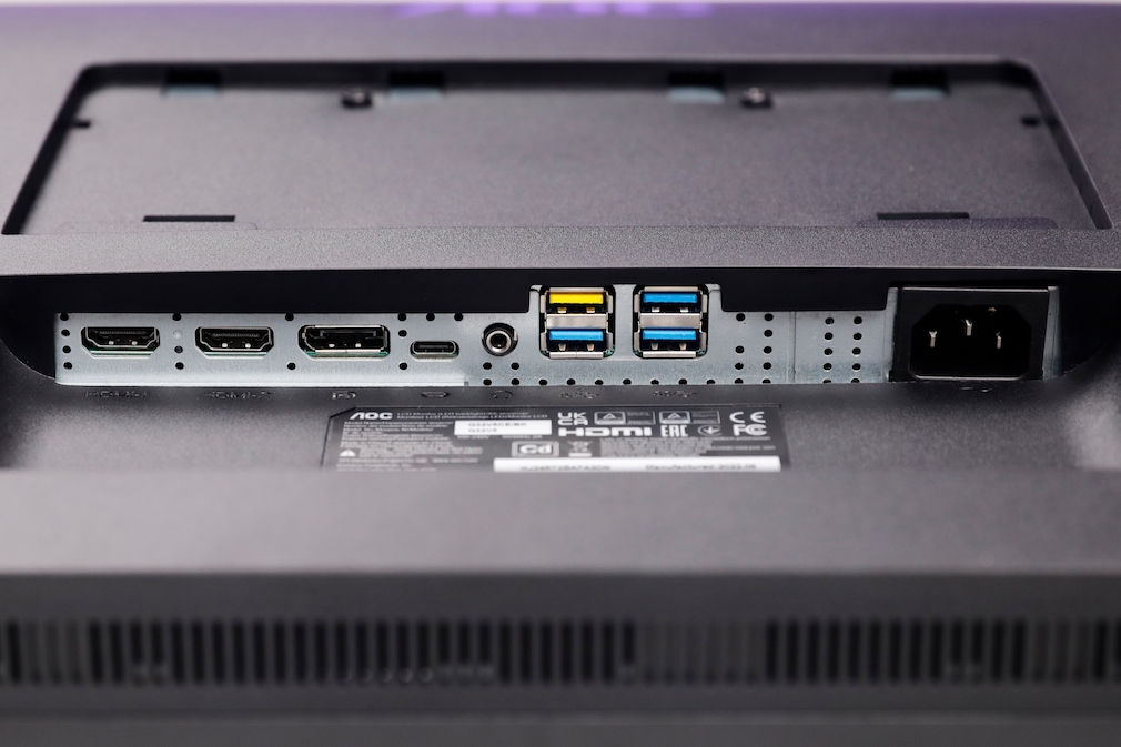 AOC Q32V5CE im Test: 32-Zoll-Monitor mit perfekten Farben Ein Budget-Monitor mit der Anschluss-Vielfalt eines Premiumgeräts: zweifach HDMI, DisplayPort, USB-C mit Ladefunktion, Audioausgang und vier schnelle USB-A-Ports. 