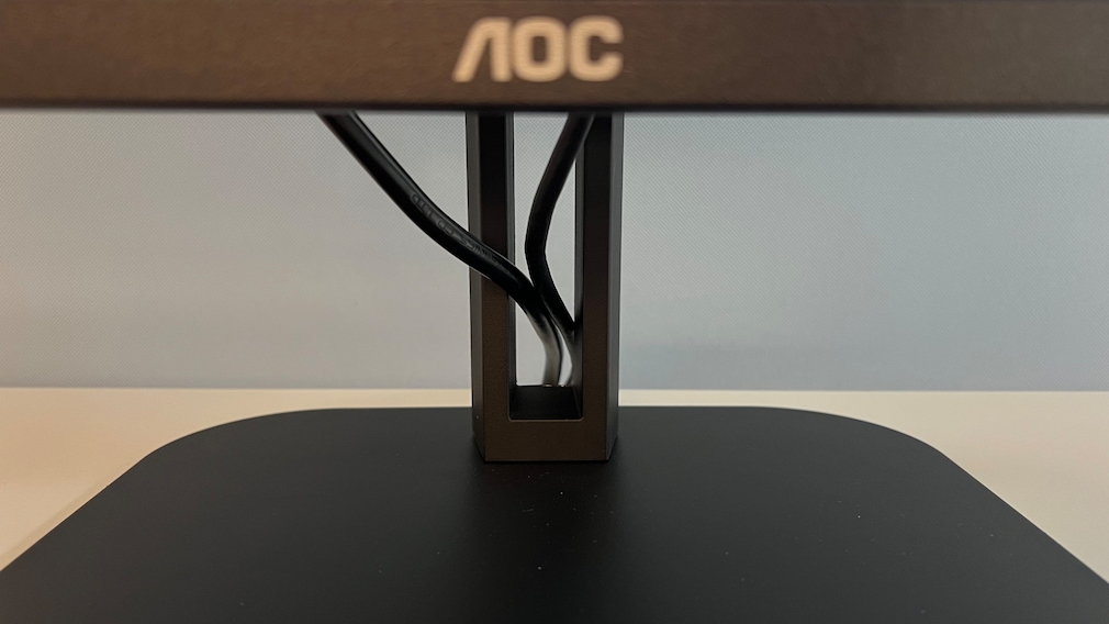 AOC Q32V5CE im Test: 32-Zoll-Monitor mit perfekten Farben Kabelsalat adé. Dafür sorgt die Aussparung in der Mitte des Monitor-Ständers. 