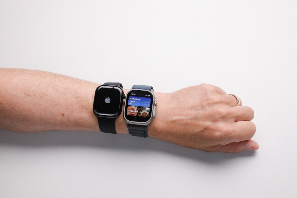 Apple Watch 10 (links) und Apple Watch Ultra 2 (rechts) am Handgelenk einer Person.