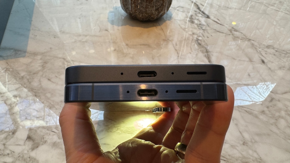 Oben das Galaxy A35 mit Kunststoffrahmen, unten das Galaxy A55 mit Metallrahmen aus Aluminium.