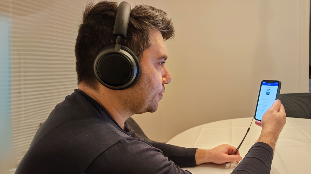 Leser Ettore Chiosi trägt den Fidelio L4 und nutzt die Philips Headphones App.