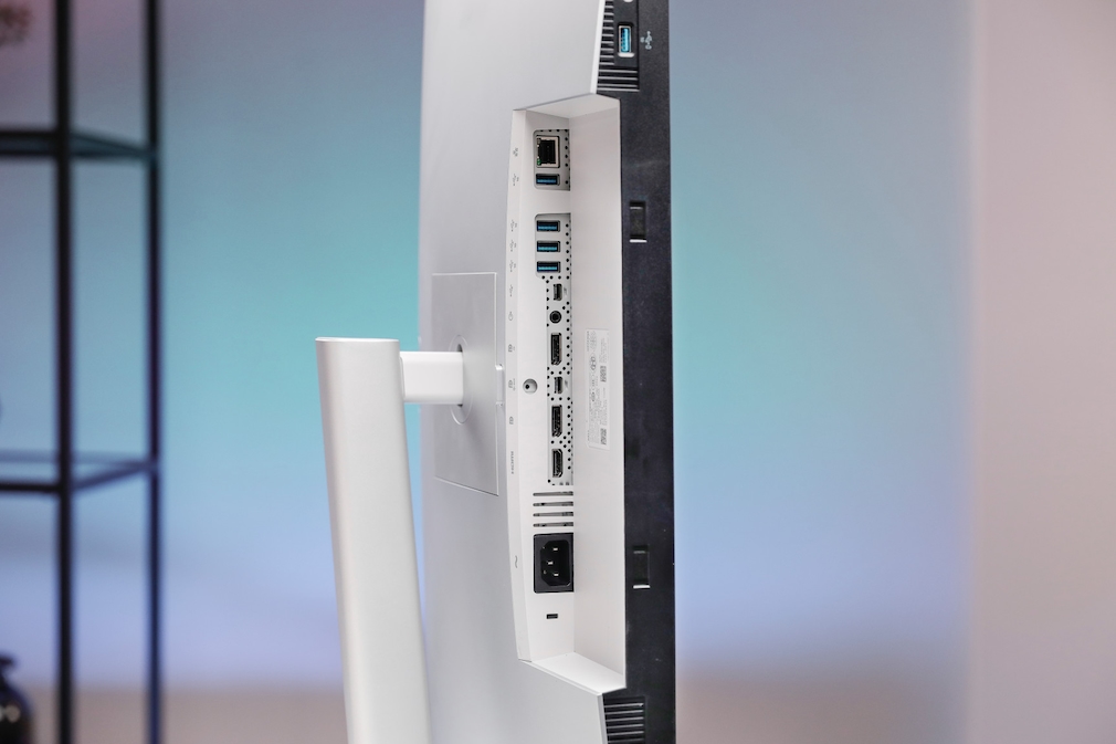 Dell U2723QE im Test: 4K-Monitor für höchste Ansprüche Der Dell bietet ein Anschlussparadies aus dreimal USB-C, zwei DisplayPorts, einmal HDMI sowie fünf USB-A-Schnittstellen, plus LAN- und einen 3,5-mm-Klinkenanschluss. 