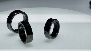 Samsung Galaxy Ring in dreifacher Ausführung auf einem weißen Hintergrund liegend.