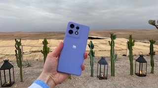 Motorola Edge 50 Pro in Lavender vor einem Wüstenhintergrund