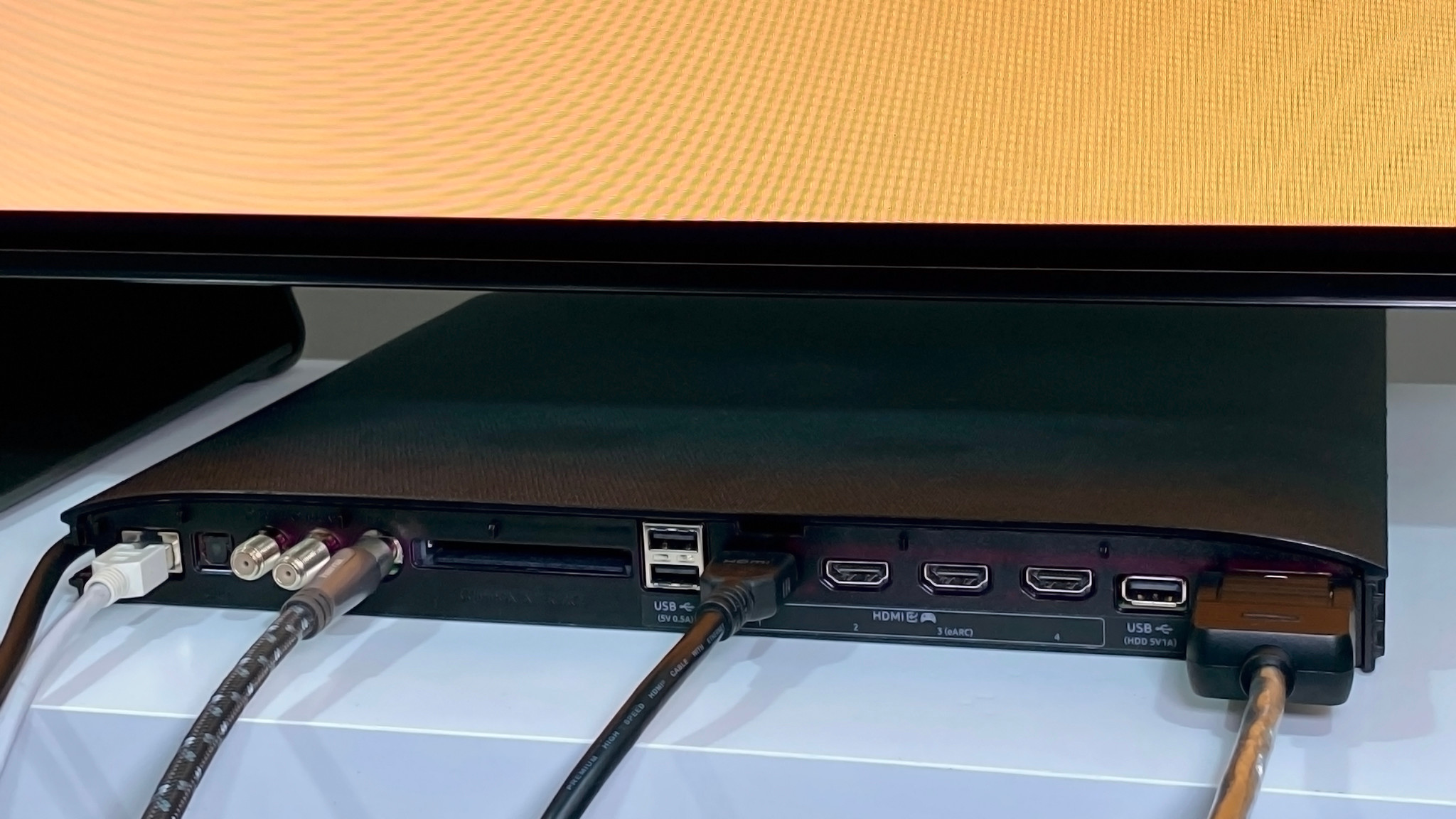 Die-externe-One-Connect-Box-enthaelt-die-HDMI-Eingaenge-fuer-Zuspieler-sowie-2048x1152-8d9d43fa56bdf763.jpg