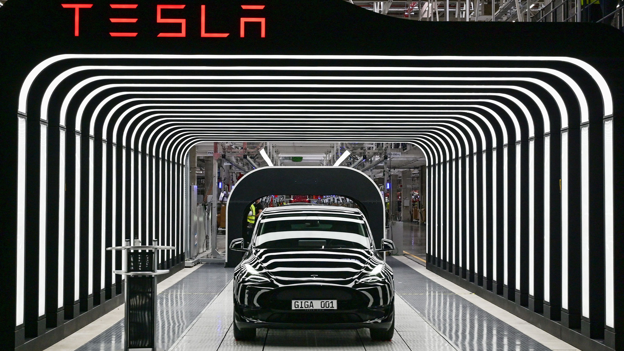 Brennender Strommast bei Tesla-Werk sorgt für Stromausfall