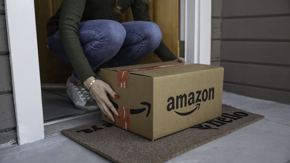 Frau nimmt Amazon-Paket in Empfang