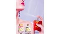 Frau mit drei Parfums