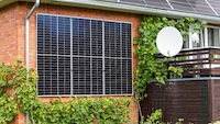 Photovoltaik-Fassade statt Dach-Solaranlage: Wann lohnt sich eine Solaranlage an der Hauswand? Photovoltaik-Anlagen können Sie nicht nur auf dem Dach, sondern auch an der Fassade eines Hauses installieren. Doch lohnt sich eine solche PV-Fassade?