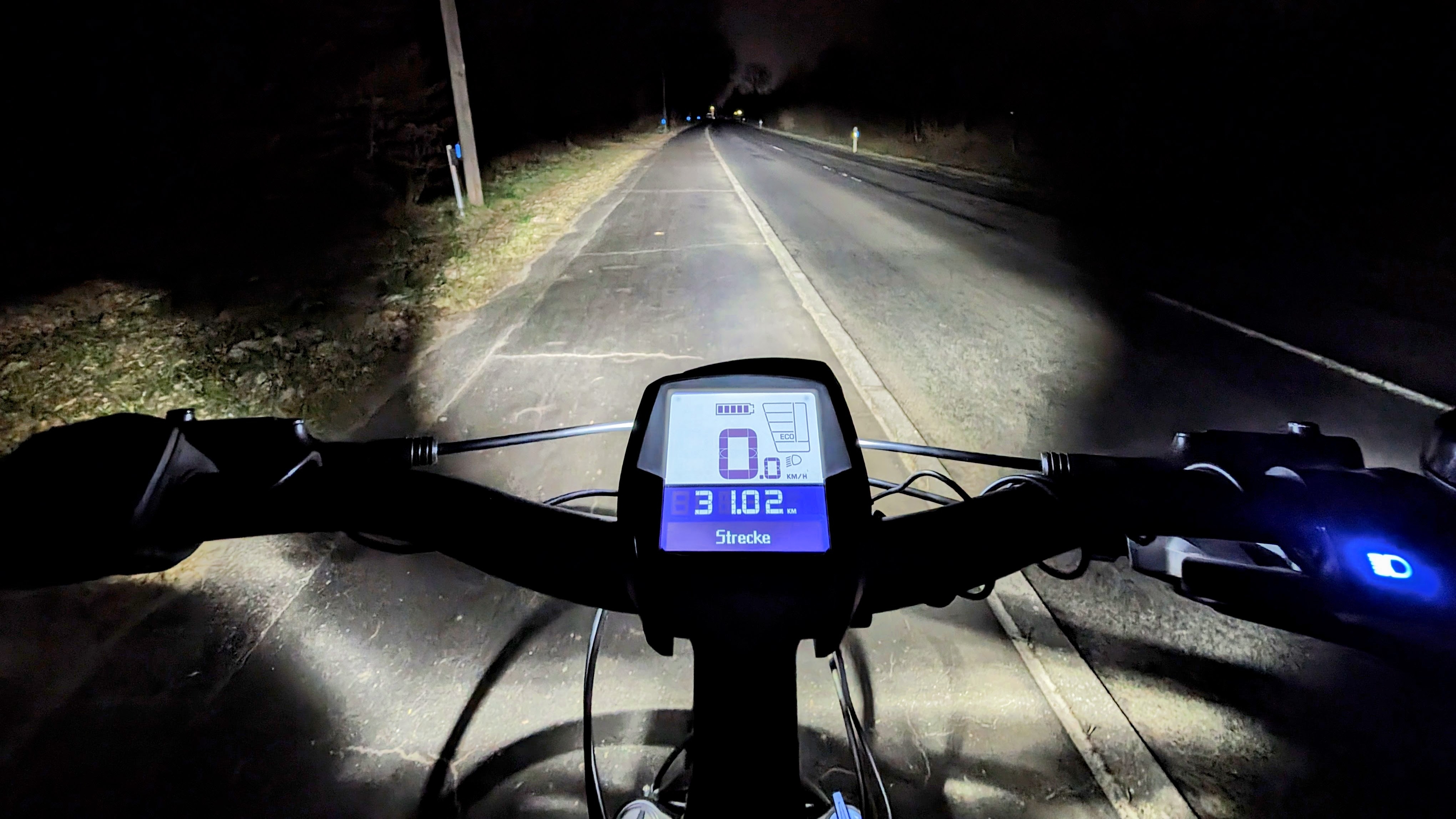 Trelock-LS-990-Lighthammer-Pro-250-E-im-Test-Scheinwerfer-f-r-E-Bikes-mit-Fernlicht-und-Tagfahrlicht